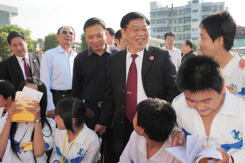 完善巡視制度 重視加強(qiáng)黨內(nèi)監(jiān)督