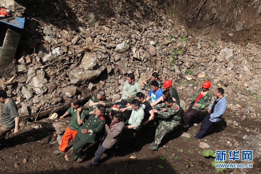 (“4·20”蘆山地震)(8)蘆山縣通往寶興縣靈關(guān)鎮(zhèn)道路已搶通