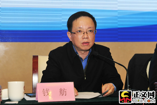 檢察日?qǐng)?bào)社總編輯錢(qián)舫宣布獲獎(jiǎng)名單